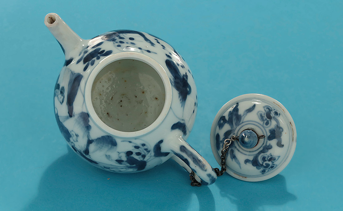 Rare Kangxi  Blue & White Tripod Teapot, China c1662-1690, pot interior