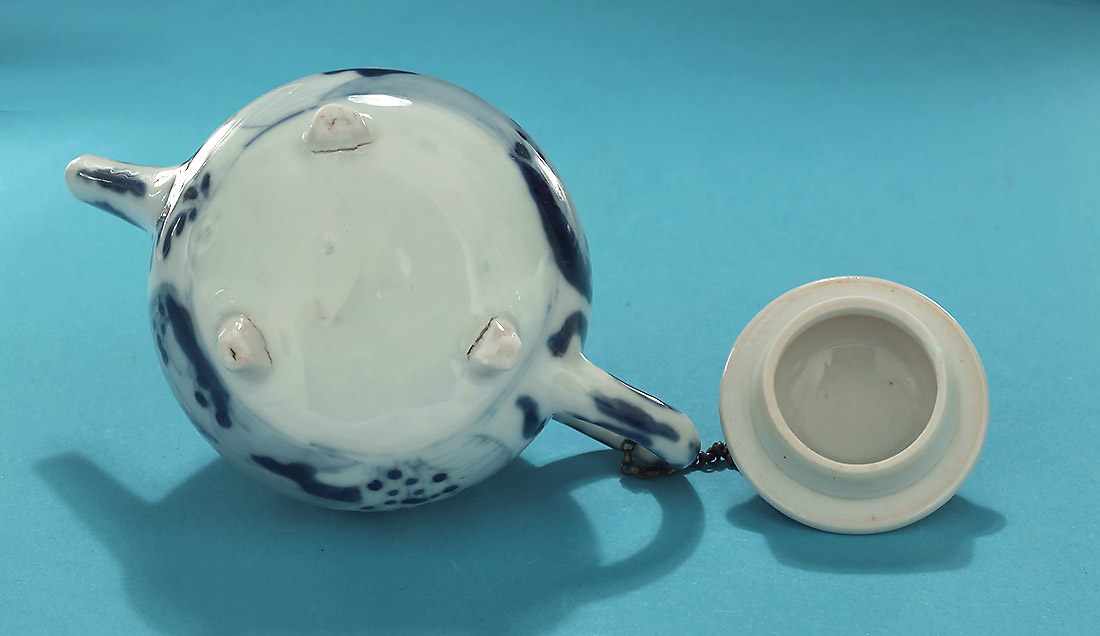 Rare Kangxi  Blue & White Tripod Teapot, China c1662-1690, verso