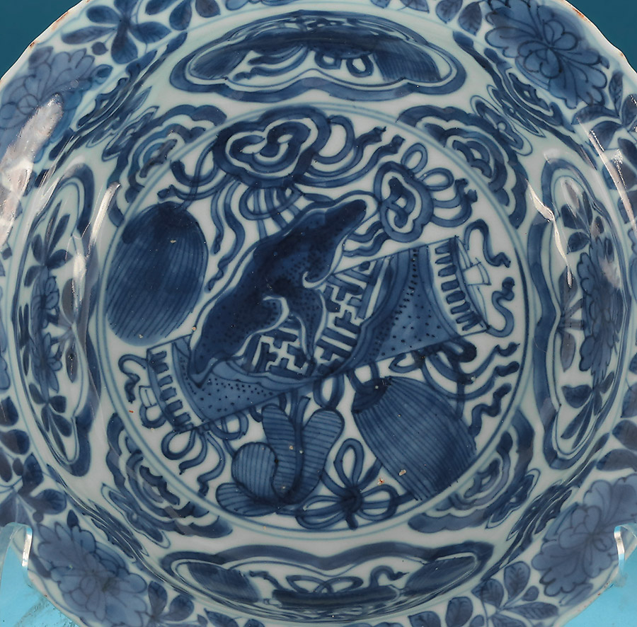 Ming Kraak Porcelain Klapmuts Bowl, Wanli, China, c1600-1610, Rinaldi Group II, 'Auspicious Symbols' to the Center