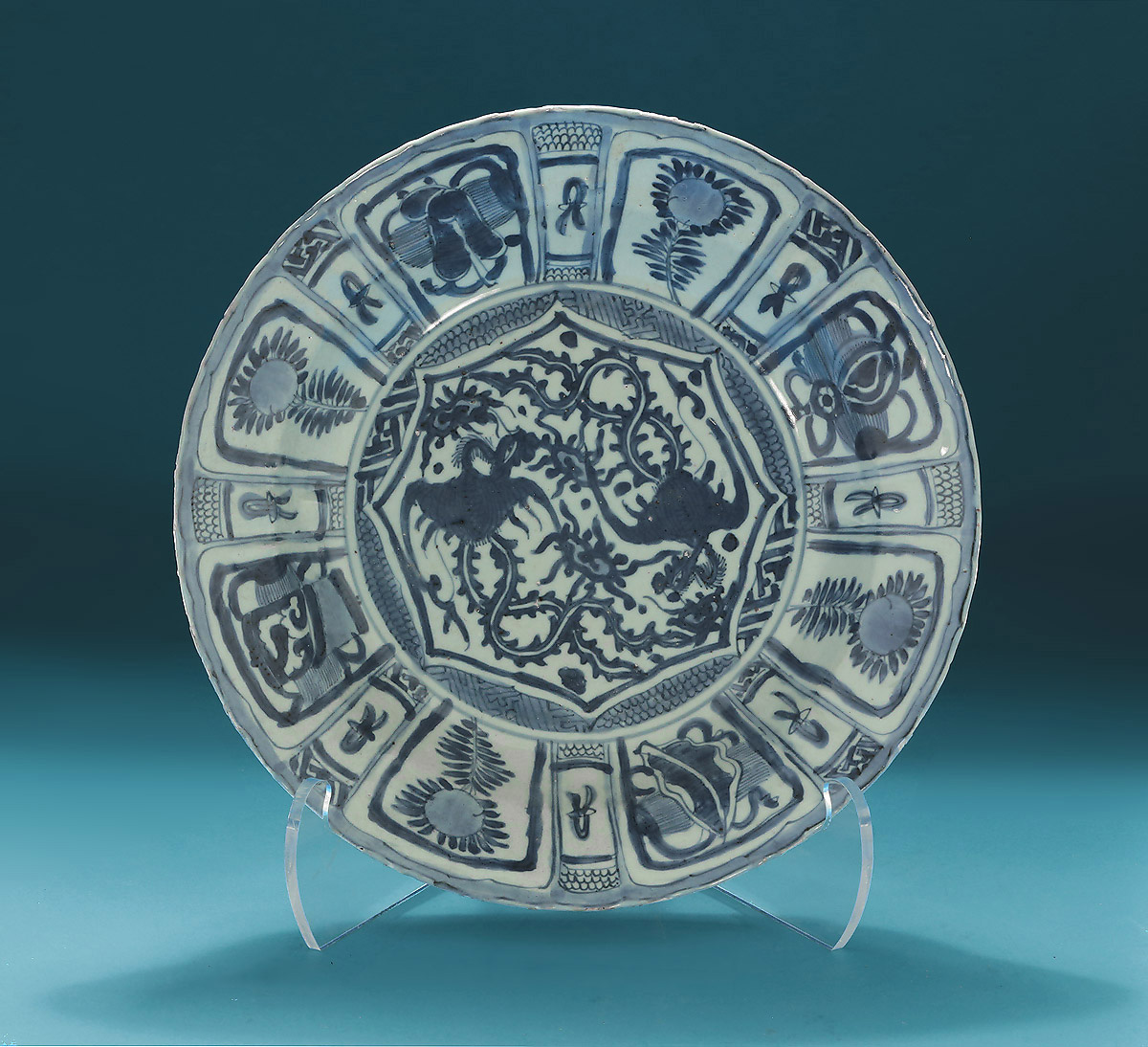 Rare Ming Dynasty Kraak Charger, Centering 2 Phoenix, Symbol of the Empress of China. c1610-30 
