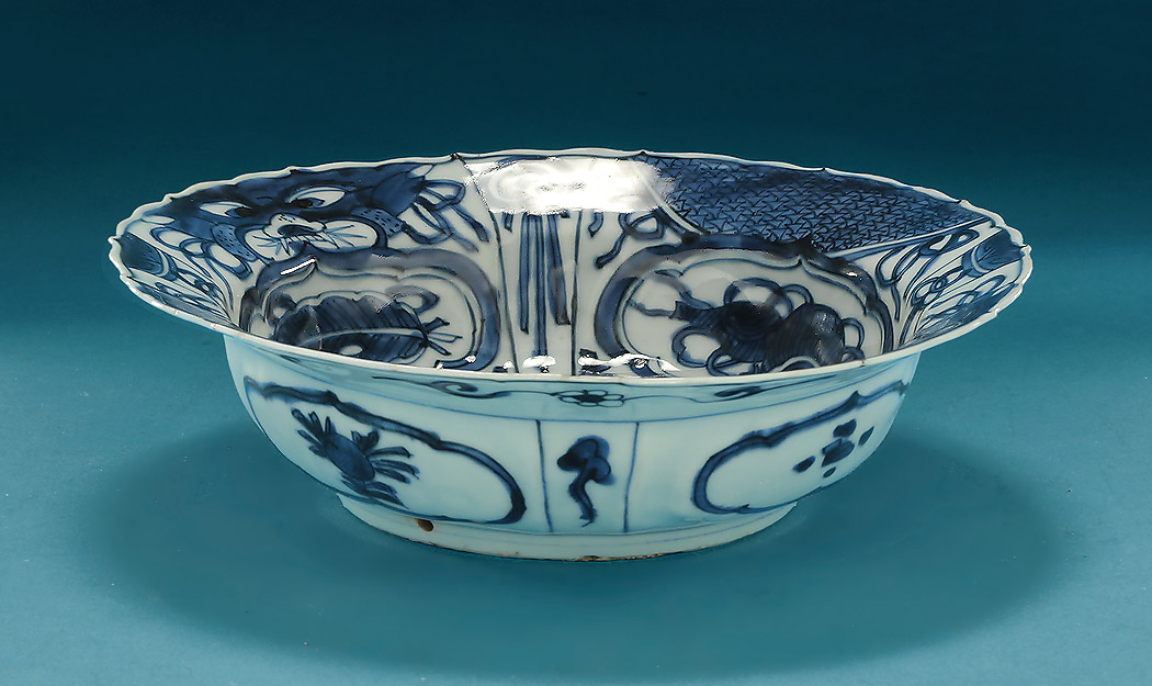 Ming Dynasty Large Porcelain Klapmuts Bowl, Grasshopper with Toatie Masks, Wanli, Rinaldi, Group V, c1600-20 