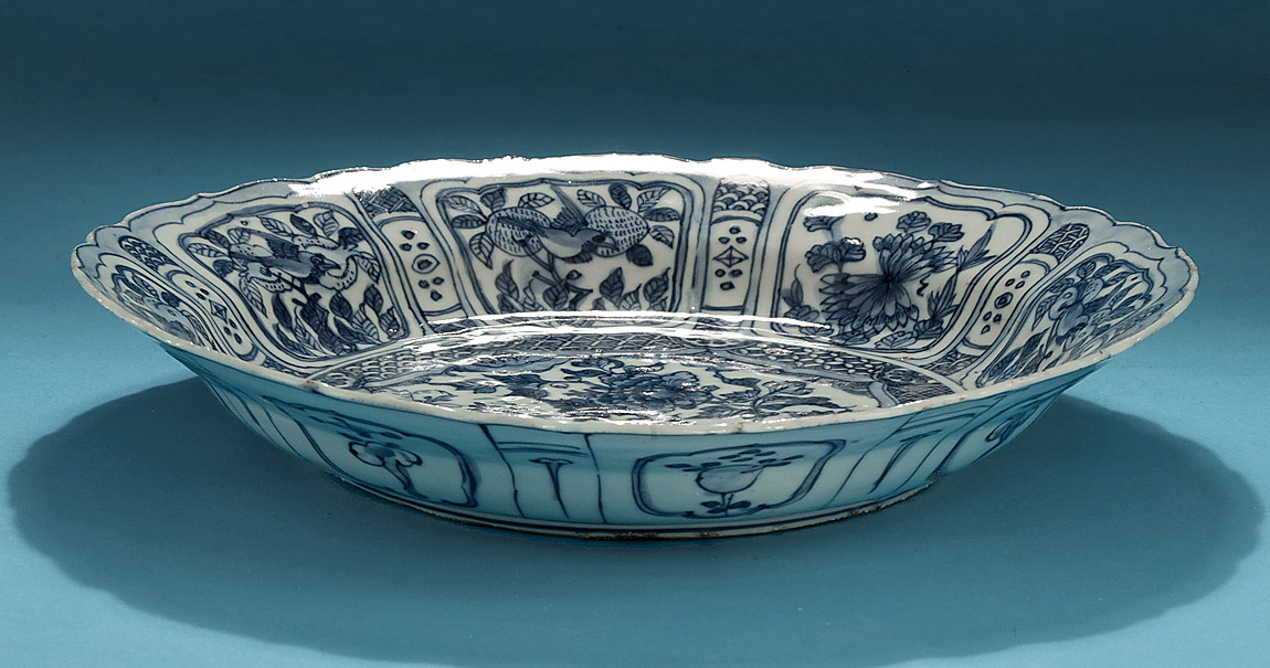 Ming DynastyKraak Porcelain Charger, Wanli, Jingdezhen, c1595-1610, Rinaldi Border VII.1 