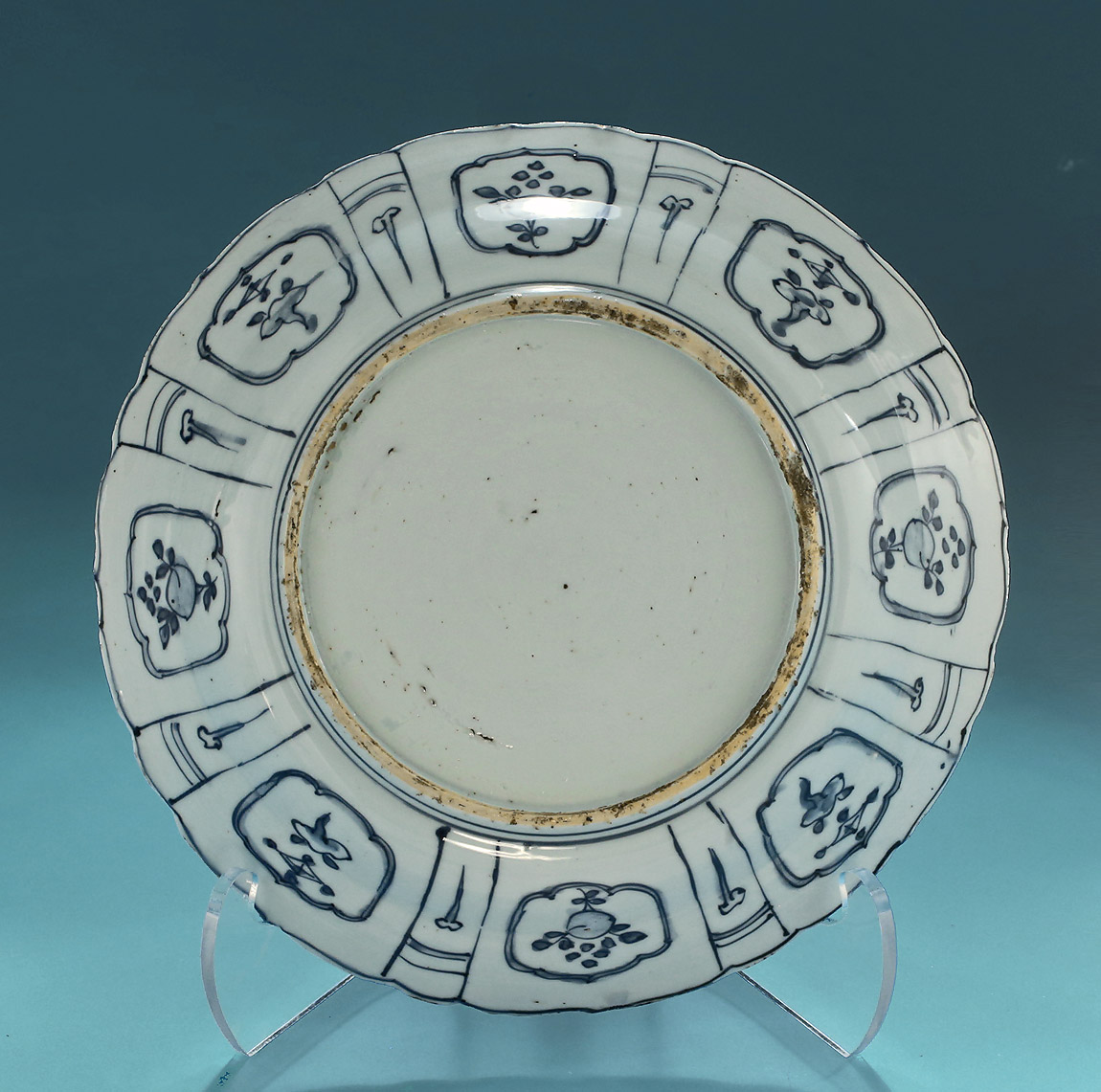Ming DynastyKraak Porcelain Charger, Wanli, Jingdezhen, c1595-1610, Rinaldi Border VII.1 , verso