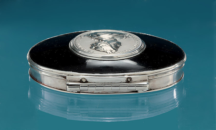 Queen Anne Silver-Mounted Tortoiseshell Snuff Box, Peace of Utrecht Silver Medal, John Croker, England, c1713-15 