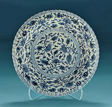 Fine Kangxi Fluted & Scalloped Blue & White Plate, Fretted Sqare Verso, China, c1700 